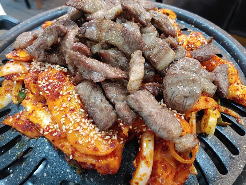 숯불 위에서 맛있게 익어가는 더덕과 돼지고기