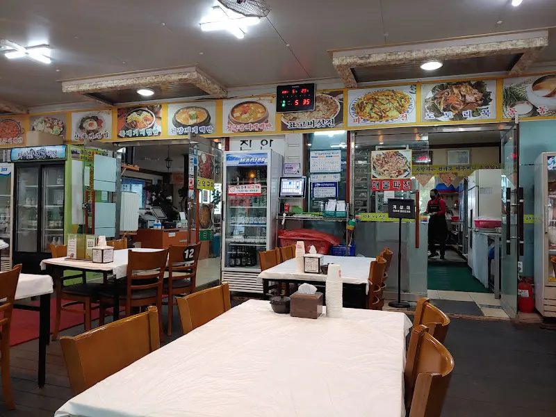 깔끔하게 정돈된 식당 내부