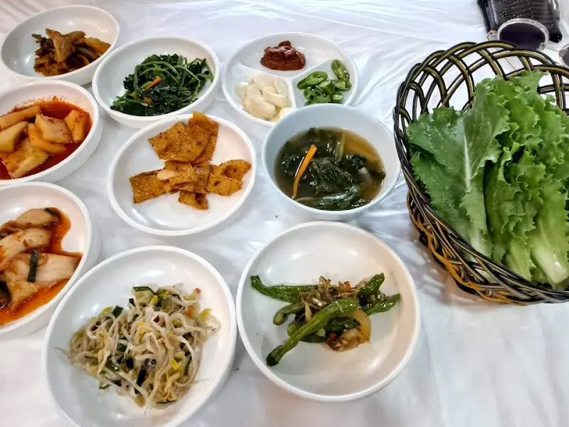 풍경식당에서 맛있는 식사를 즐기는 사람들