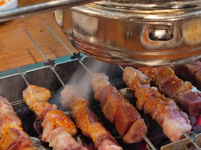 양꼬치 굽는 모습