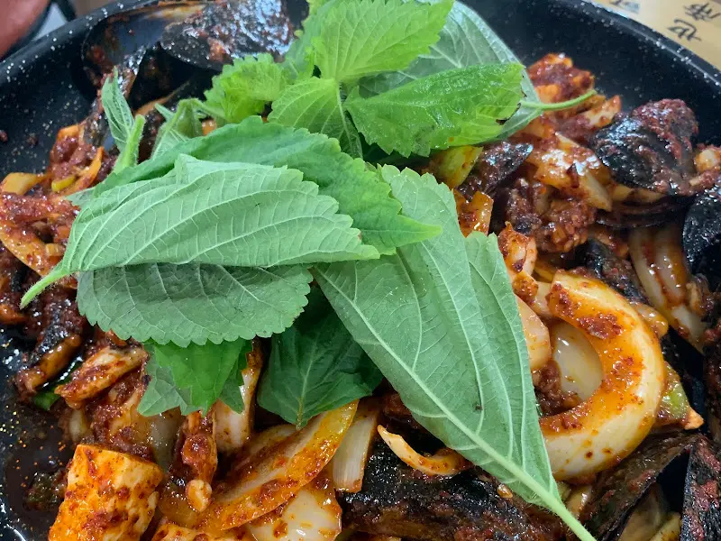 돌문어볶음과 소면