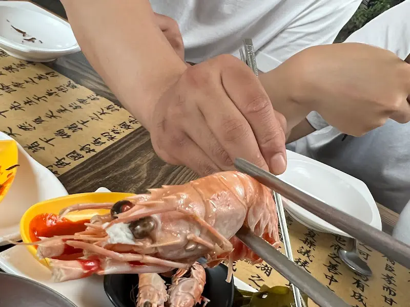 테이블 위의 밑반찬과 식사