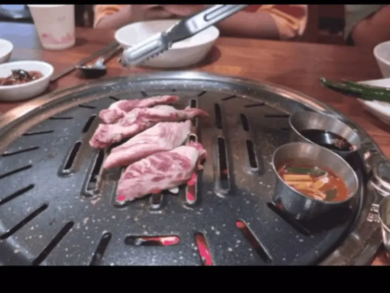 불판 위에서 구워지는 뒷고기