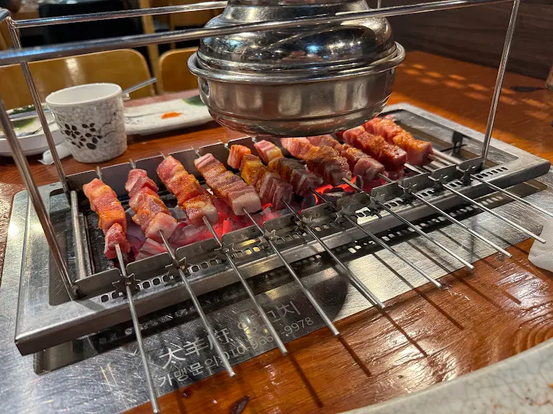 양꼬치 굽는 모습