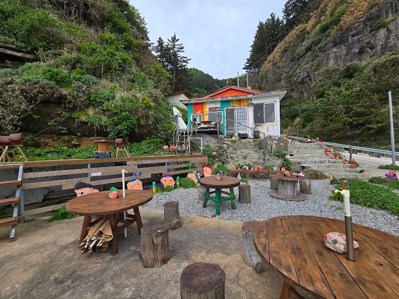 카페 외부 테이블