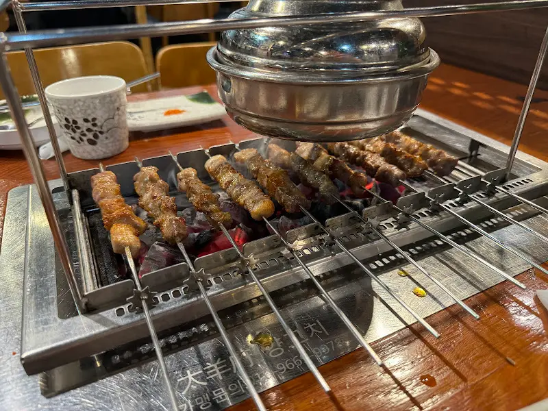 양꼬치 굽는 모습