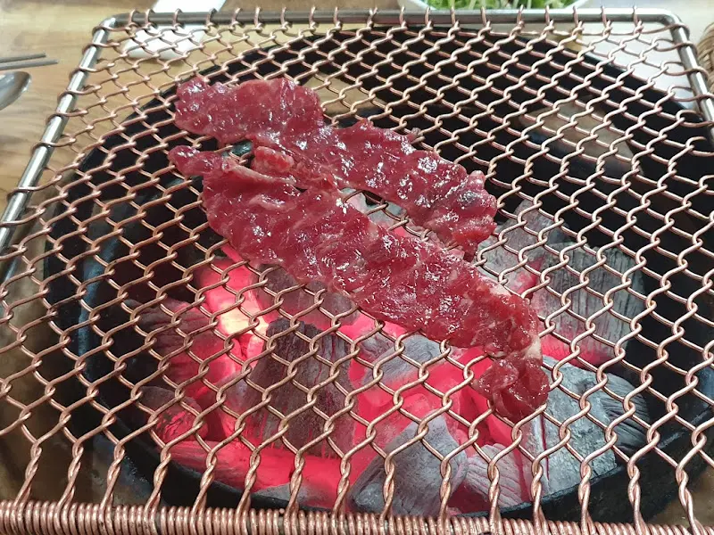 불판 위에서 맛있게 구워진 불고기