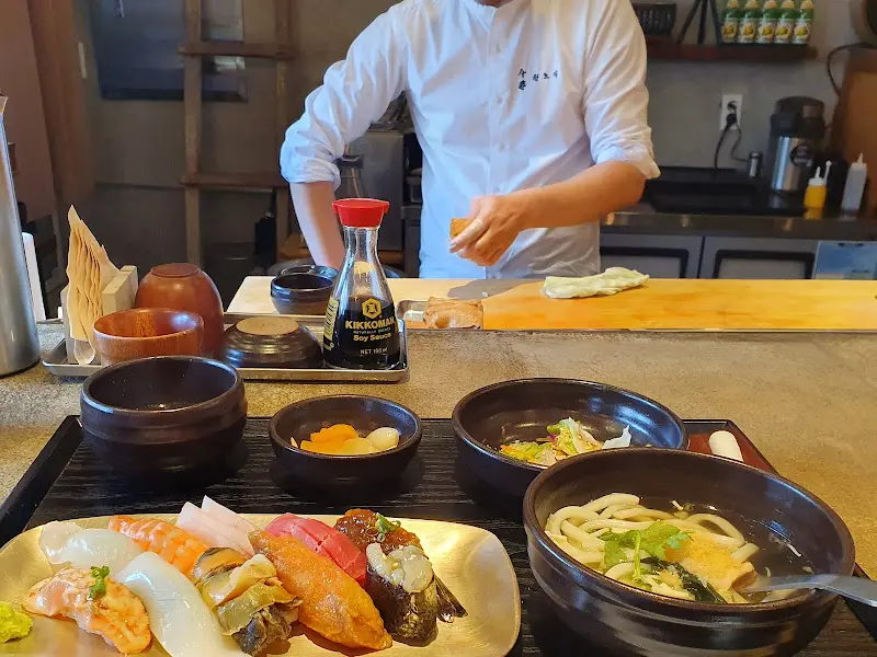 분주한 주방과 초밥