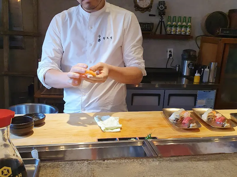 초밥을 만드는 셰프