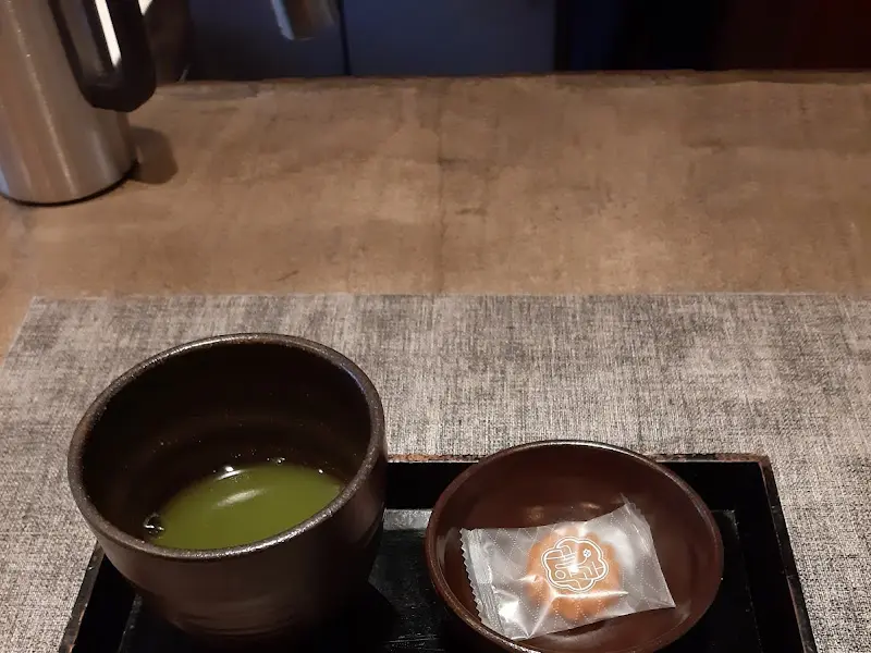 따뜻한 녹차와 다과