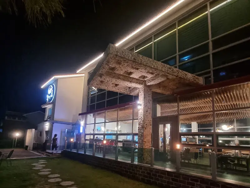 밤에 빛나는 식당 외관