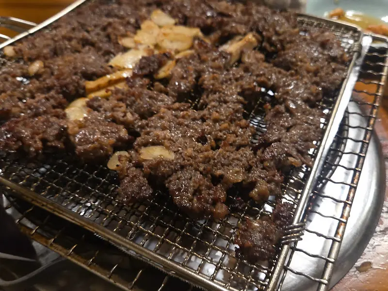 석쇠 위에서 숯불 향을 머금은 언양 불고기의 모습