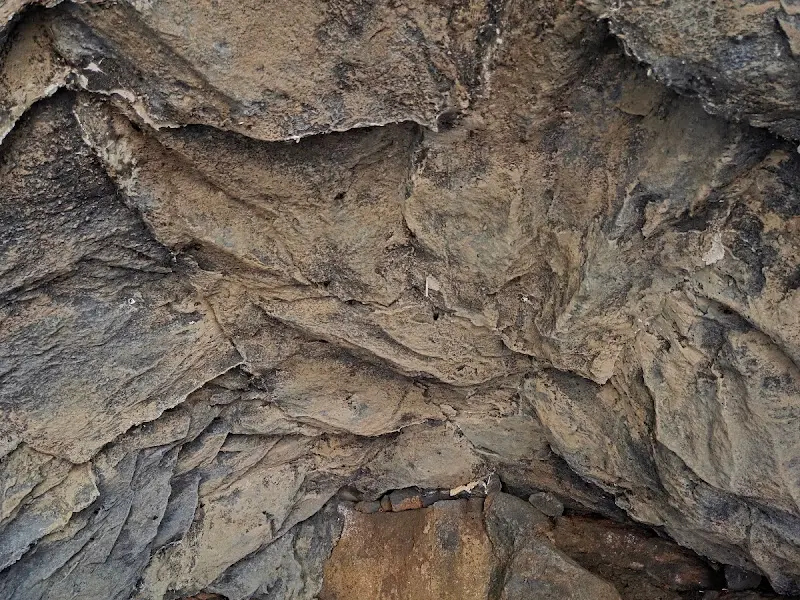 울퉁불퉁한 암석으로 이루어진 동굴 천장