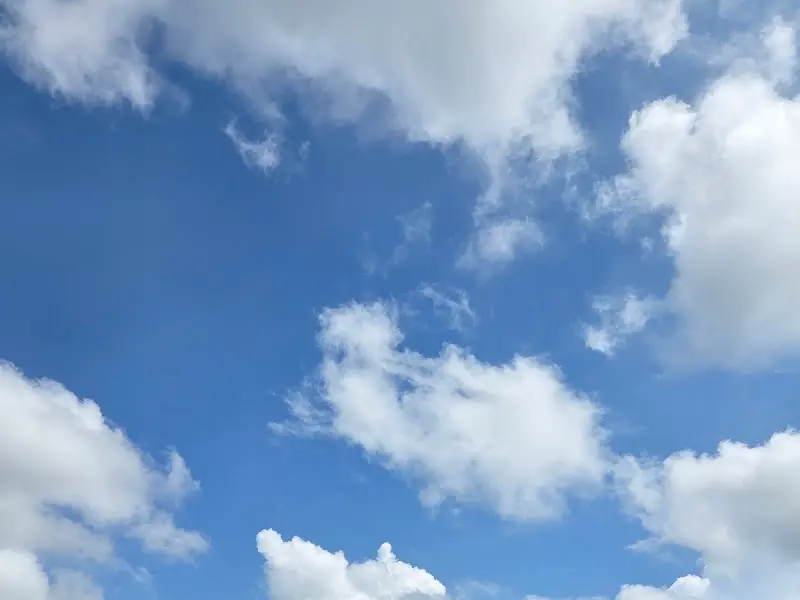 뭉게구름이 떠 있는 푸른 하늘