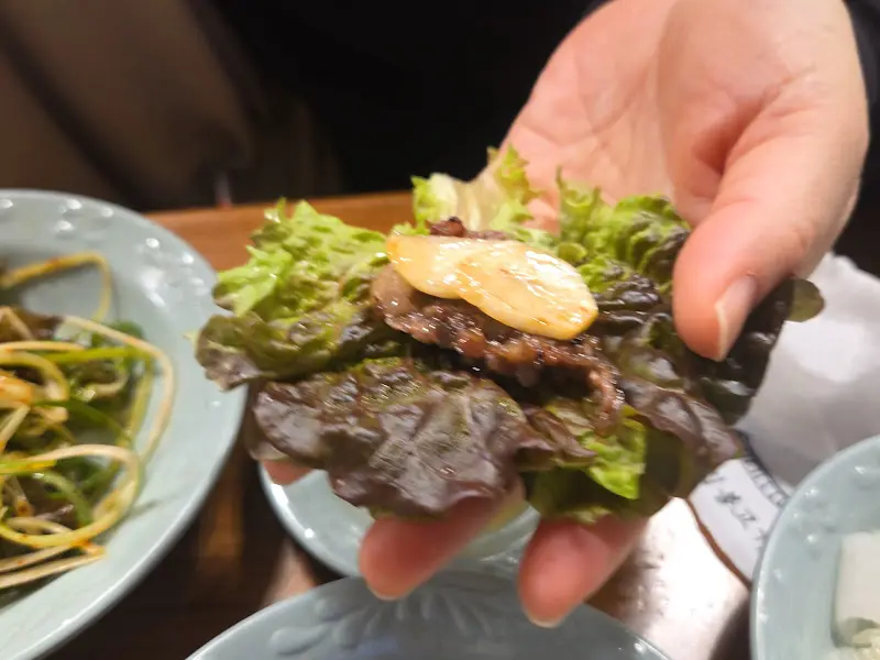 싱싱한 채소와 함께 싸 먹는 언양 불고기의 조화