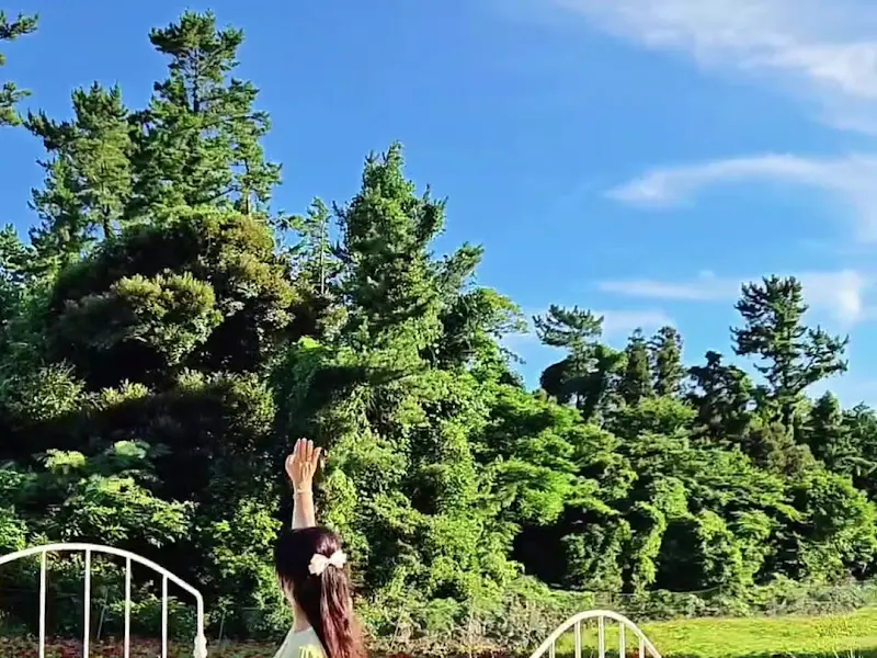 하얀 침대가 놓인 풍경