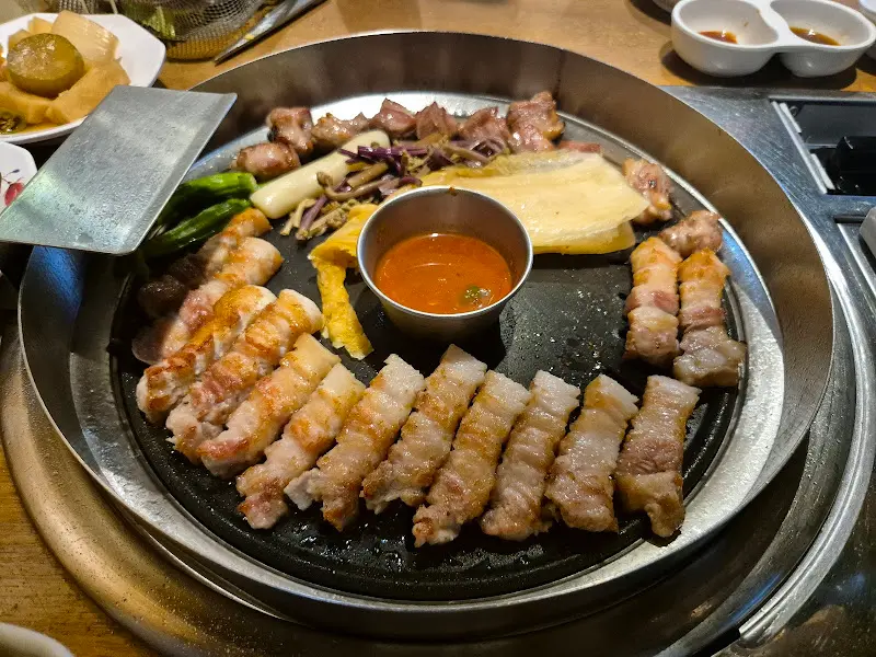 불판 위의 삼겹살과 껍데기