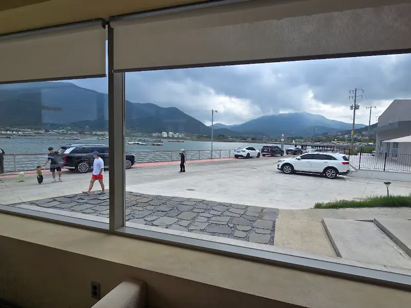 창밖으로 보이는 바다와 주차장 풍경