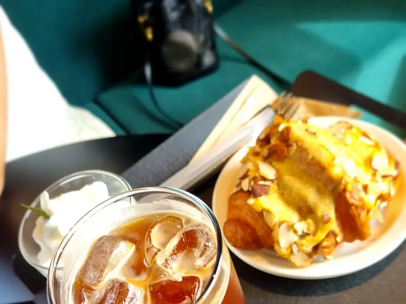 크림 커피와 빵