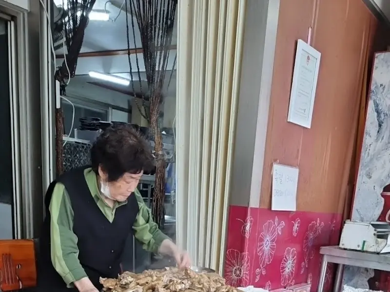 족발에 양념을 바르는 할머니