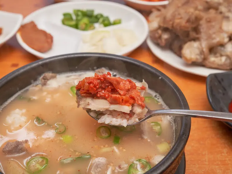 숟가락 위에 올려진 머릿고기