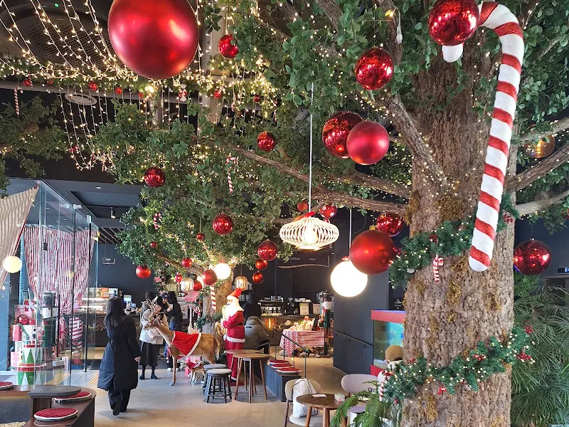 어나더사이드 카페 내부, 크리스마스 장식