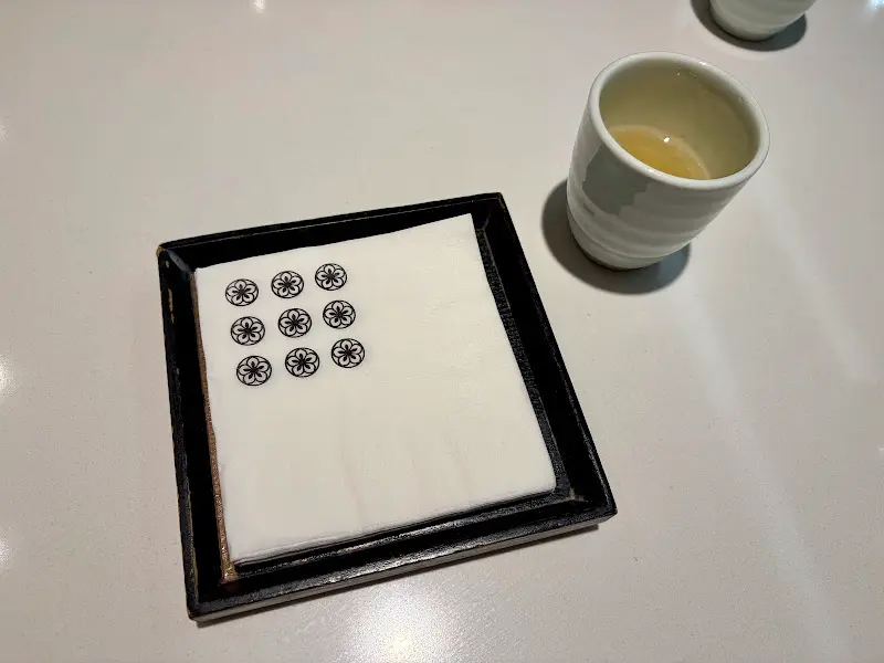 깔끔하게 담겨 나온 따뜻한 차