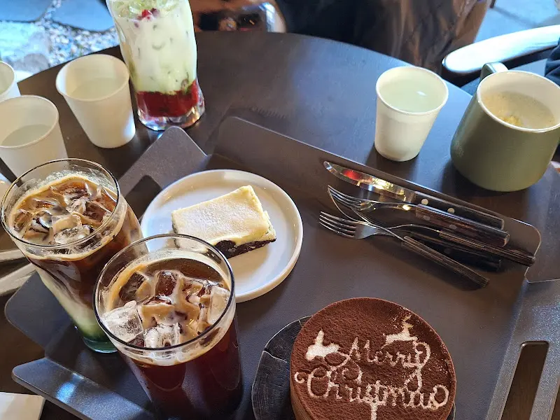 어나더사이드 카페의 음료와 디저트