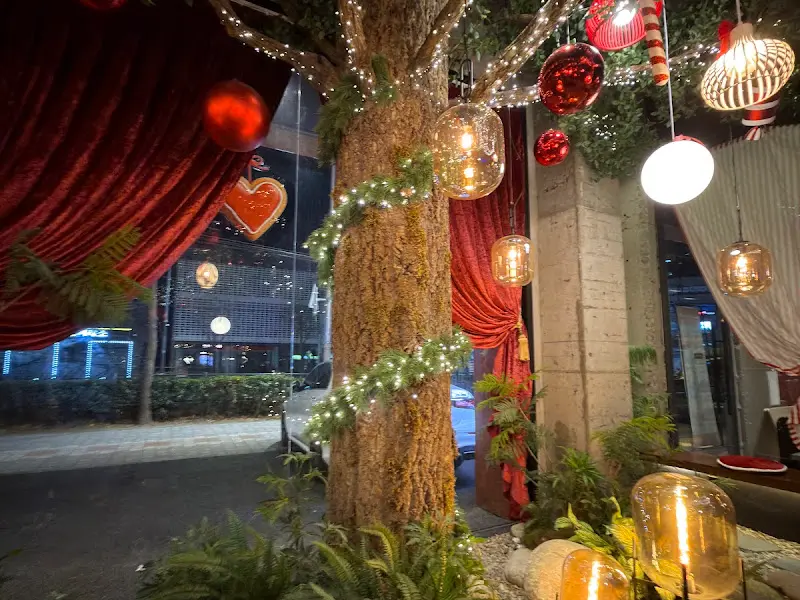 어나더사이드 카페 외부, 크리스마스 장식