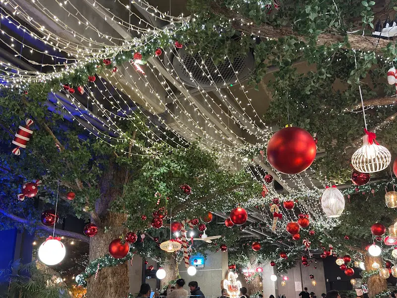 어나더사이드 카페 천장, 크리스마스 장식