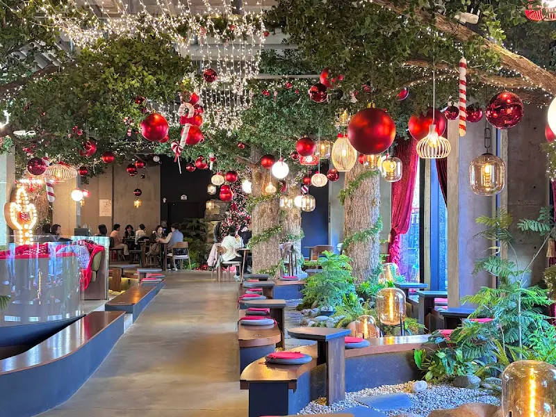 어나더사이드 카페 외부, 간판