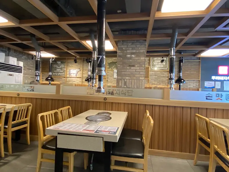 우리돼지식당의 내부 전경