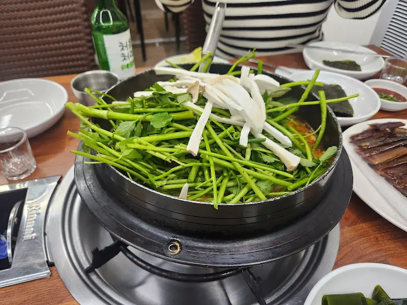 미나리가 듬뿍 올라간 참게 메기 매운탕