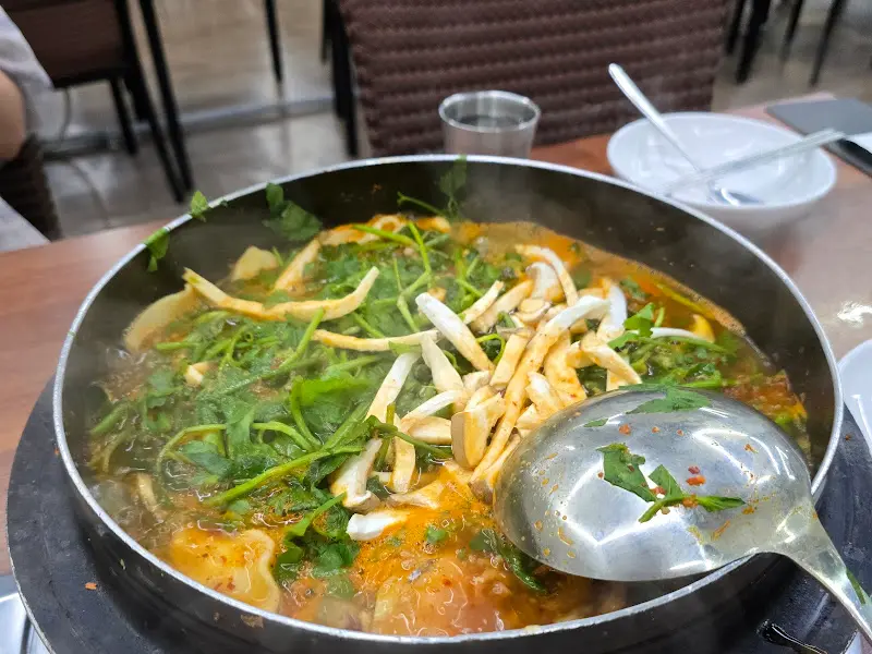 푸짐한 양을 자랑하는 동강나루터의 매운탕