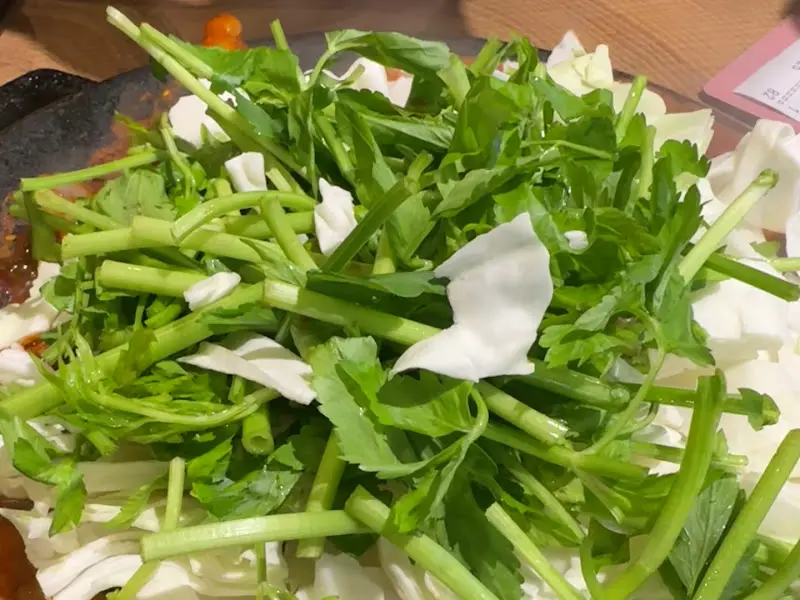 신선한 미나리와 양배추가 듬뿍 올려진 쭈꾸미