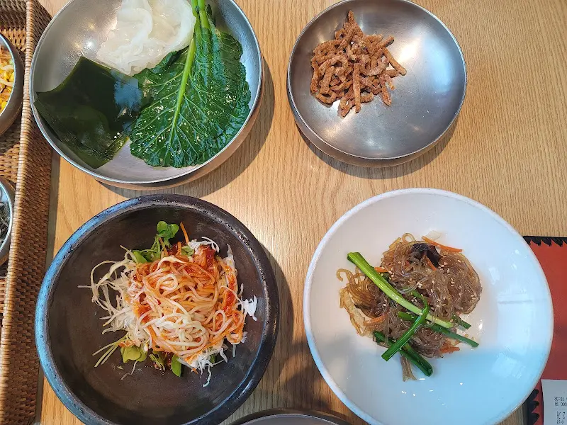 다양한 나물 반찬들이 담겨 나온 모습