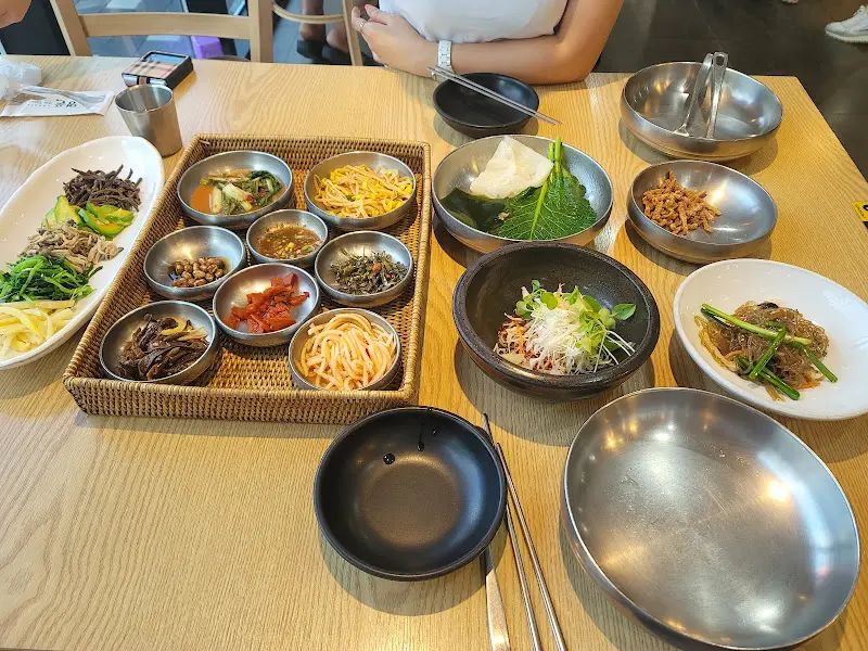 푸짐하게 차려진 한 상