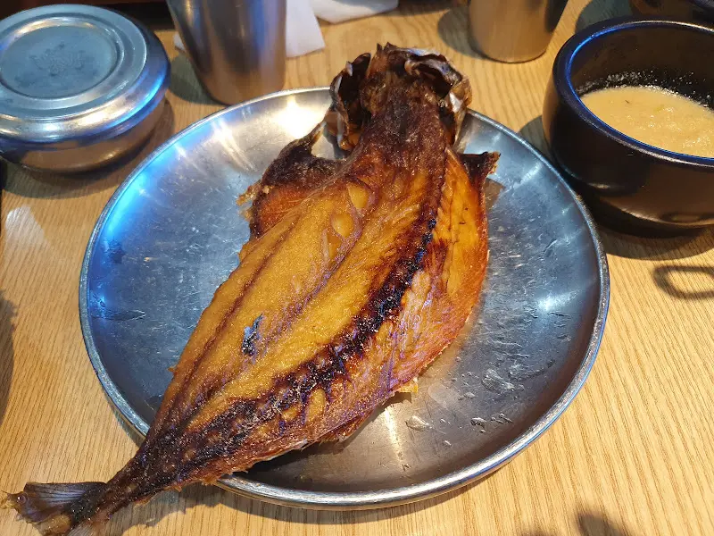 노릇하게 구워진 고등어 구이