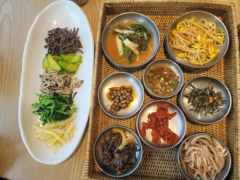 정갈하게 담겨 나온 반찬들