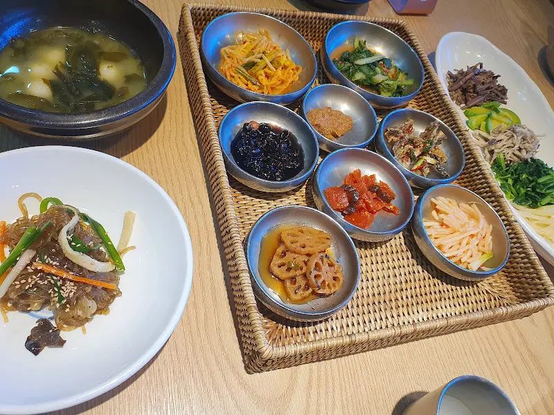 쟁반 가득 담겨 나온 반찬들