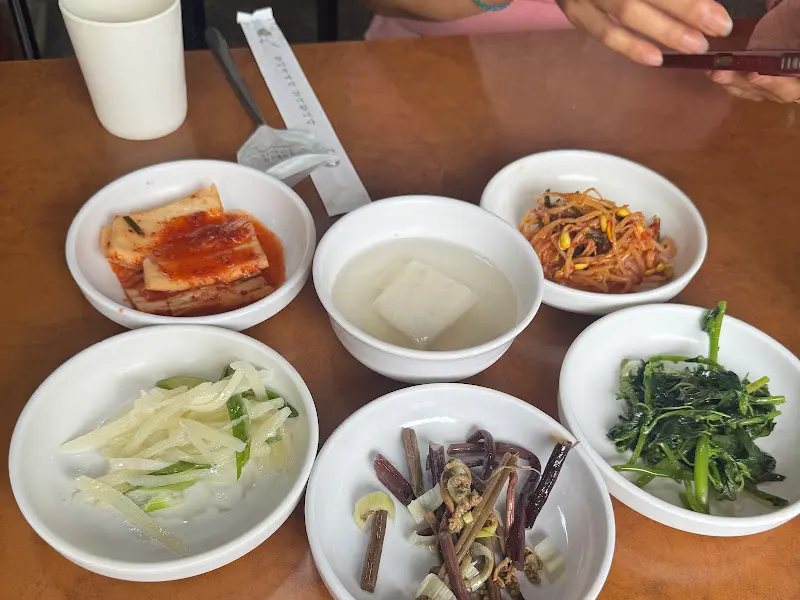 만선식당의 다양한 반찬들