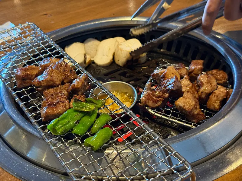 직원분이 고기를 굽고 있는 모습