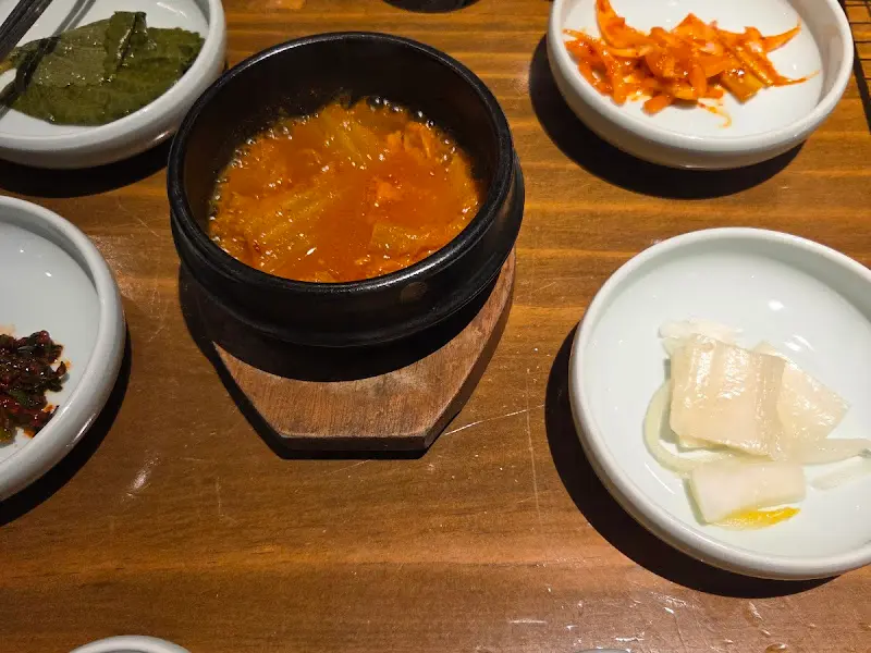 다양한 밑반찬들이 정갈하게 담겨 있는 모습