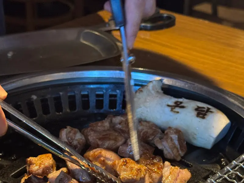 직원분이 고기를 자르고 있는 모습