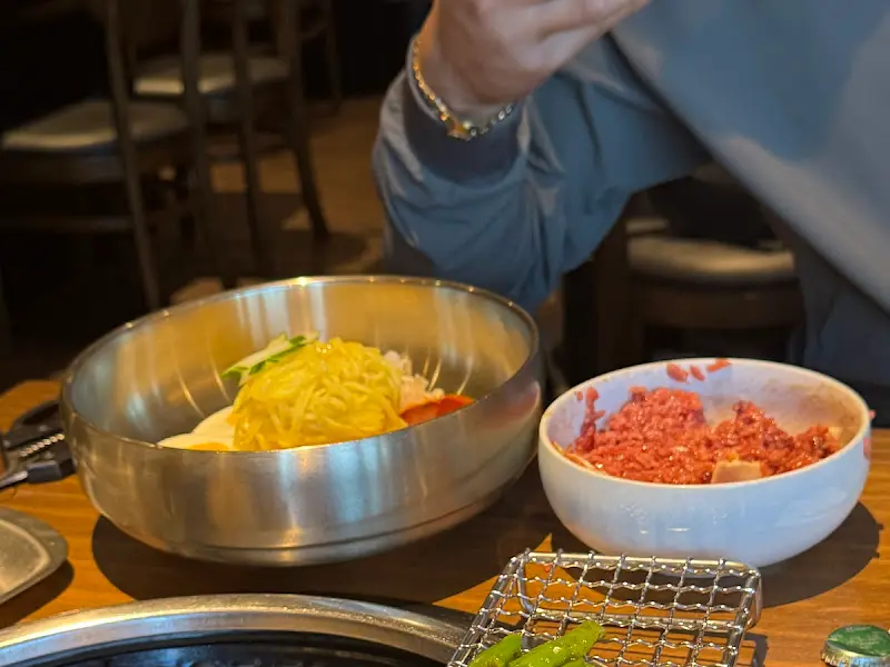 비빔국수와 고기가 함께 놓여 있는 모습