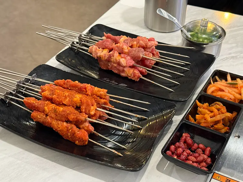 숙성 양꼬치와 기본 반찬 세팅