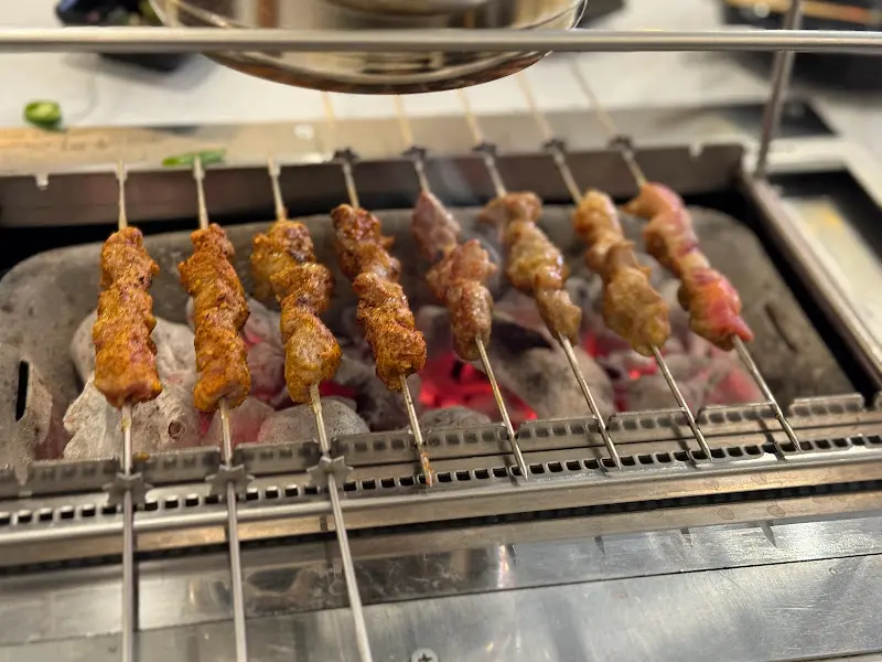 숯불 위에서 익어가는 양꼬치