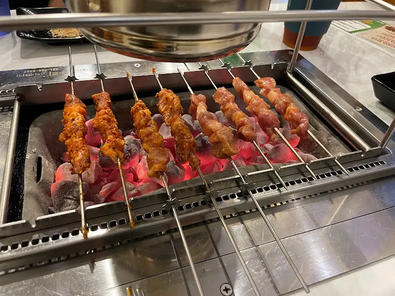 노릇하게 구워진 양꼬치