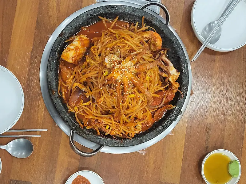 돌판 위에 푸짐하게 담긴 해물뼈찜