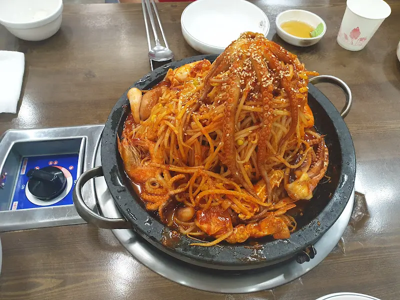 푸짐한 해물뼈찜 한 상 차림